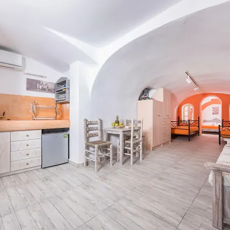 Maryloujohn Oia (Santorini)