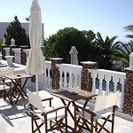 Maryloujohn Daire Oia